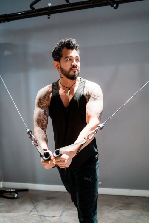Foto eines Mannes im Fitnessstudio
