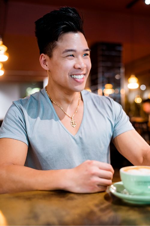 Portrait eines Mannes in einem Café