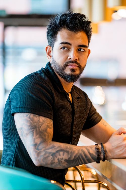 Portrait eines Mannes in einem Café