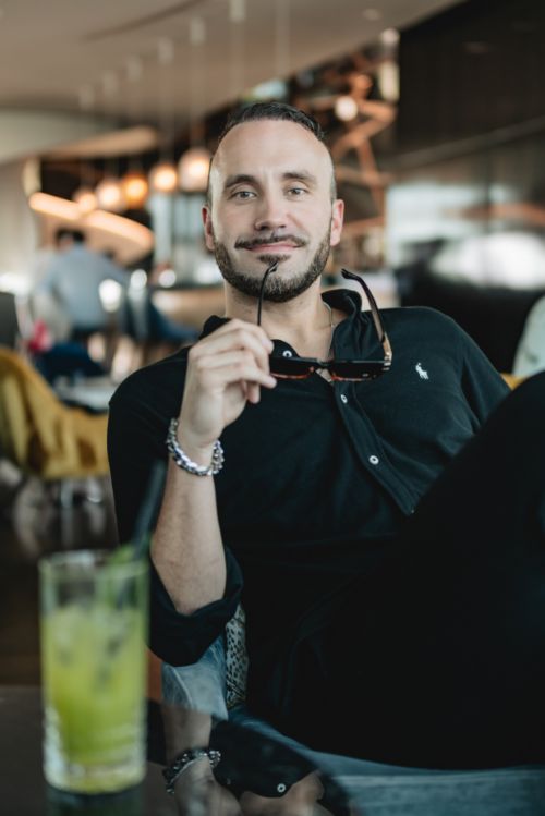 Portrait eines Mannes in einem Café